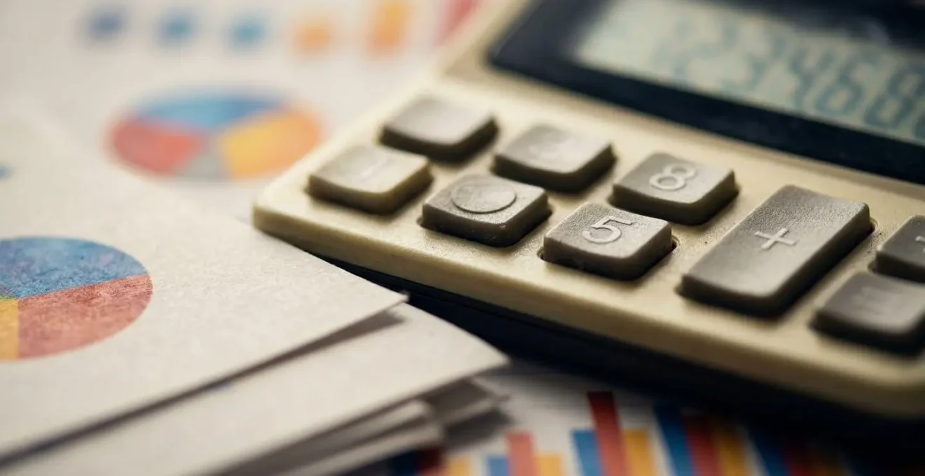 Calculatrice et graphiques montrant la répartition des aides à la rénovation