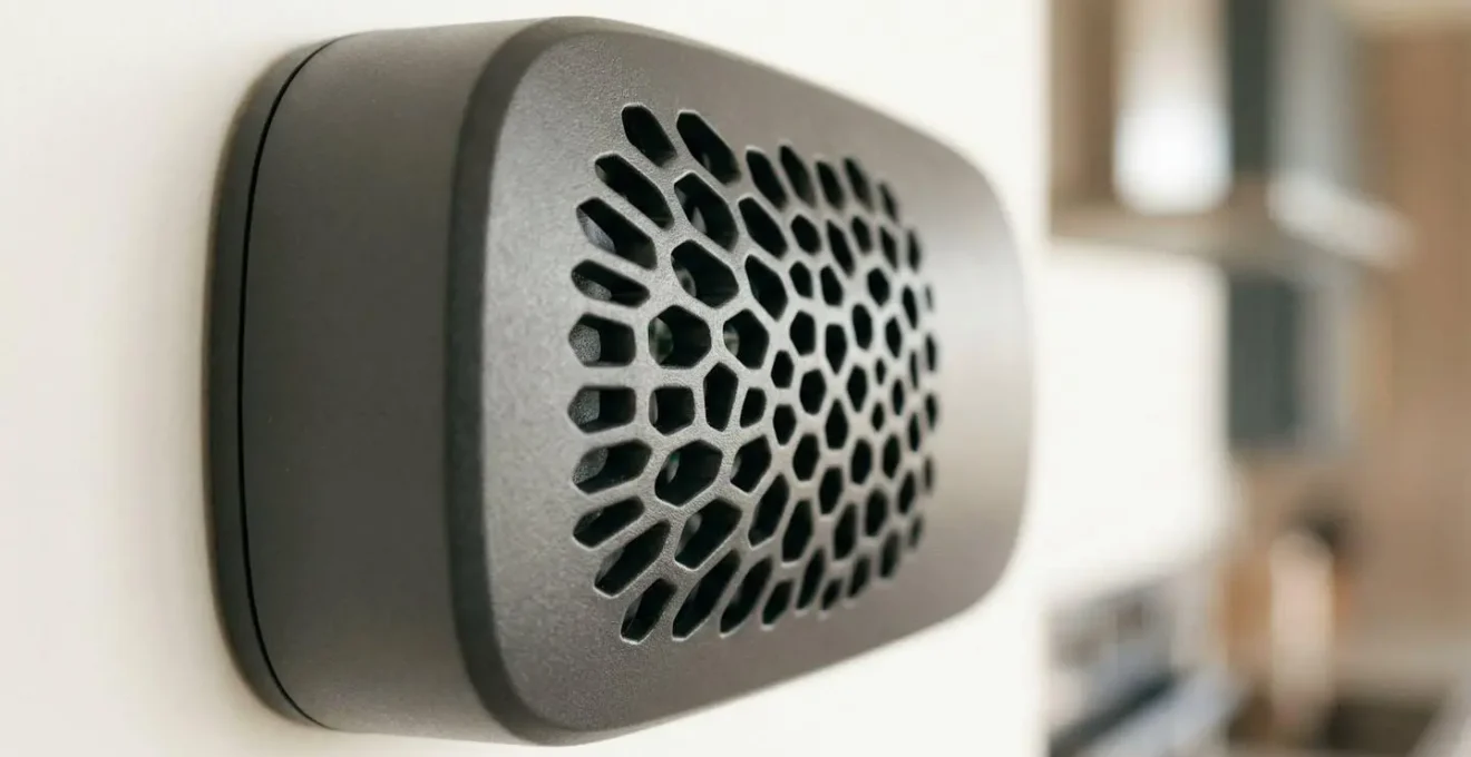 Détail d'une sonde d'hygrométrie moderne installée dans une pièce