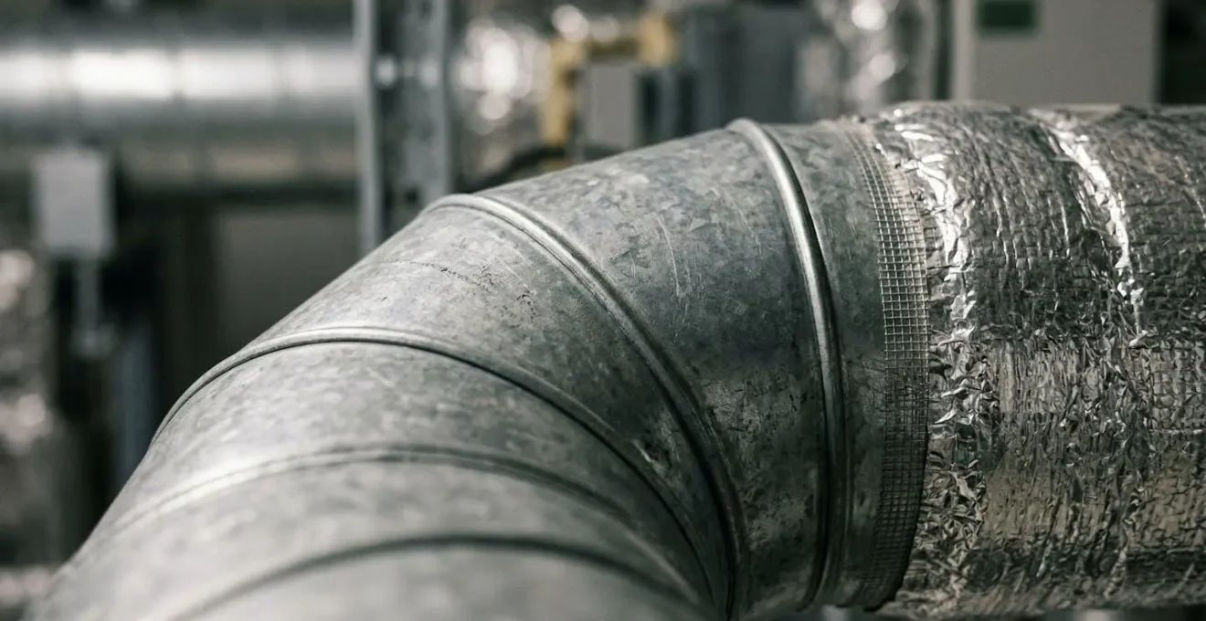Système de gainage avec gaines rigides isolées pour chauffe-eau thermodynamique